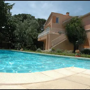https://la-vigne-et-lolivier-bb.fr-provencehotel.com
